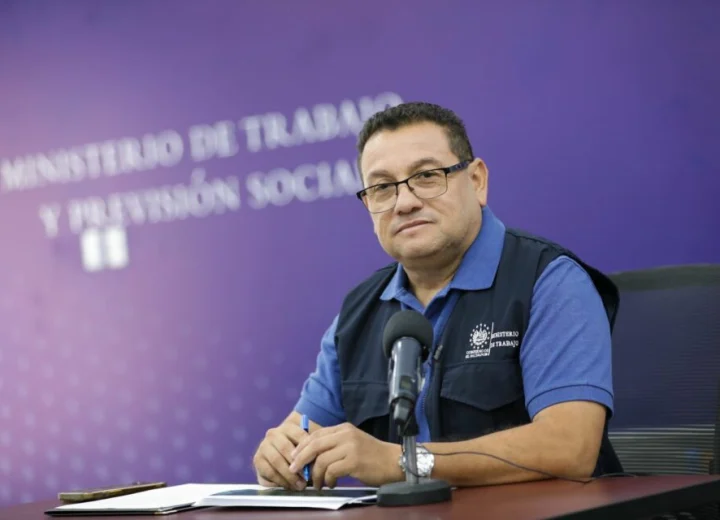80 corresponderían al nuevo salario mínimo propuesto para los sectores de industria y servicio, tras un posible ajuste legislativo.</li></p>
<p><li>Se analiza si es posible vivir con el salario mínimo en El Salvador, considerando el sueldo actual y el costo de vida en el país.</li></p>
<p><li>La viabilidad de vivir con el salario mínimo en El Salvador se evalúa en función del sueldo mensual y los gastos básicos de una familia promedio.</li></ol>