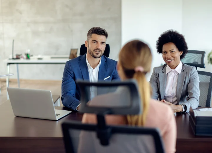 Dinámicas de grupo y role-playing para simular escenarios de servicio al cliente