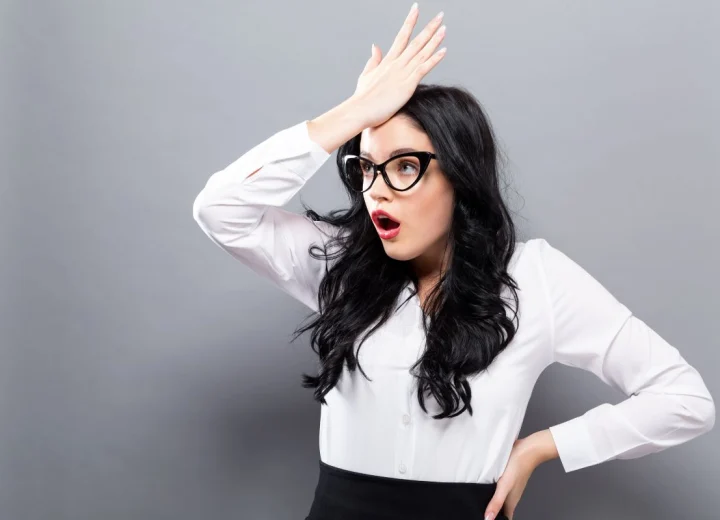 Incluir fotografía, datos personales excesivos o referencias sin solicitar